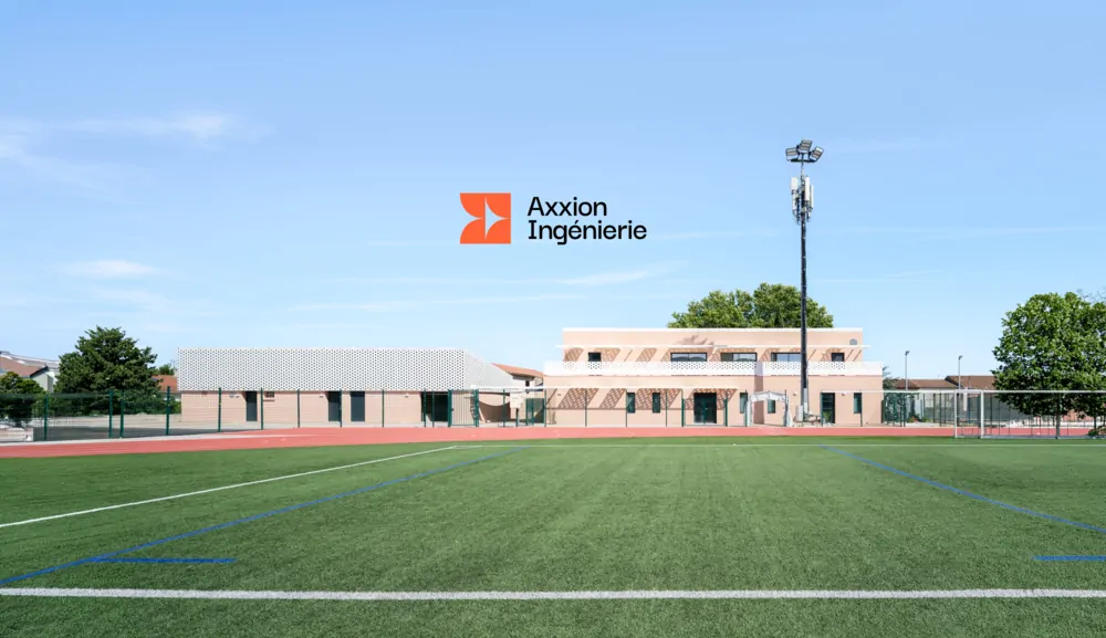 Le stade de Cuers, le logo Axxion Ingénierie en surimpression.