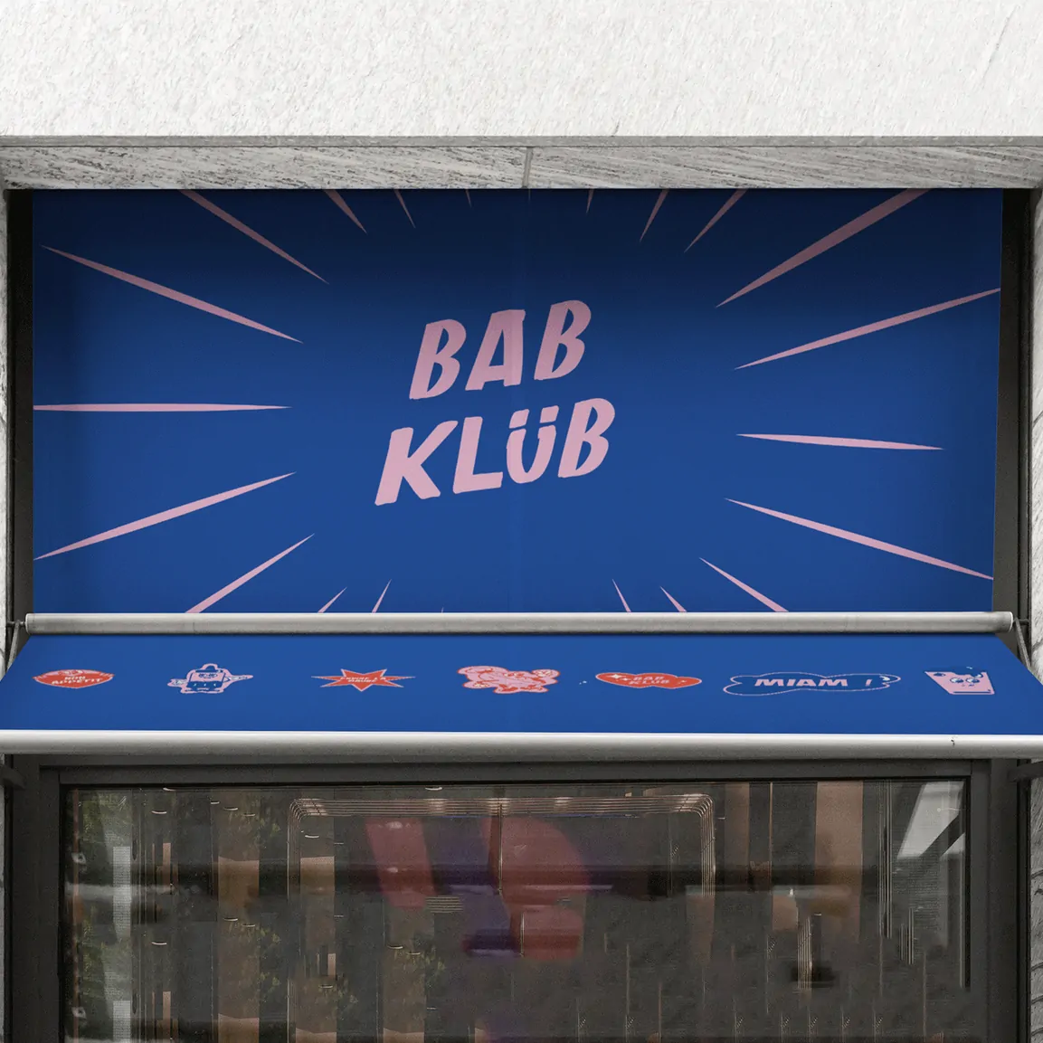 Le même store, avec la frise d’autocollants qui court le long du bord.
