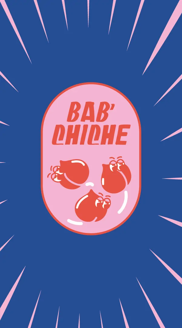 Un autocollant ovale « Bab’chiche » rose sur un fond bleu.