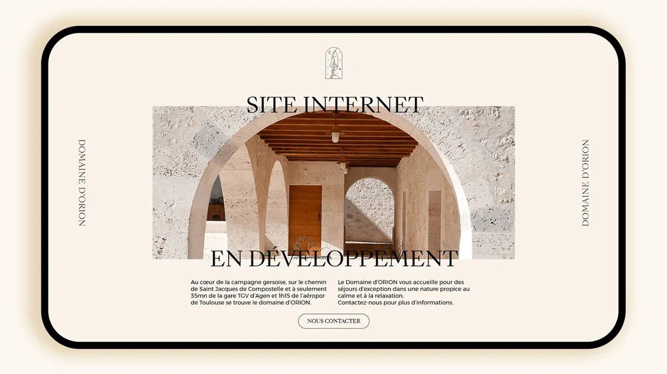 Maquette du site vitrine du domaine : une galerie à arcades, le titre « Site internet en développement » et le logo.