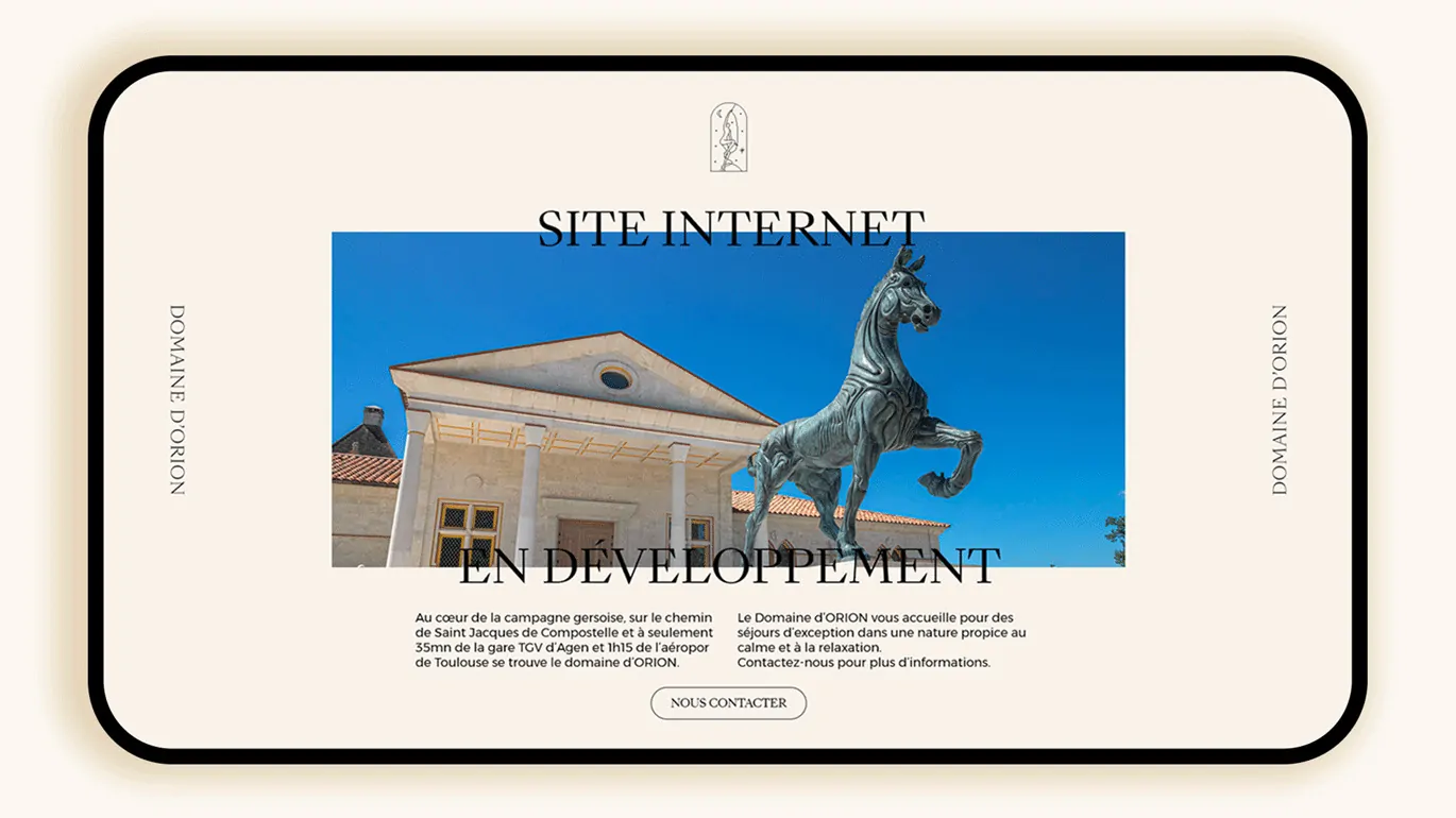 Seconde maquette du site vitrine : la statue du cheval devant le bâtiment en pierre.