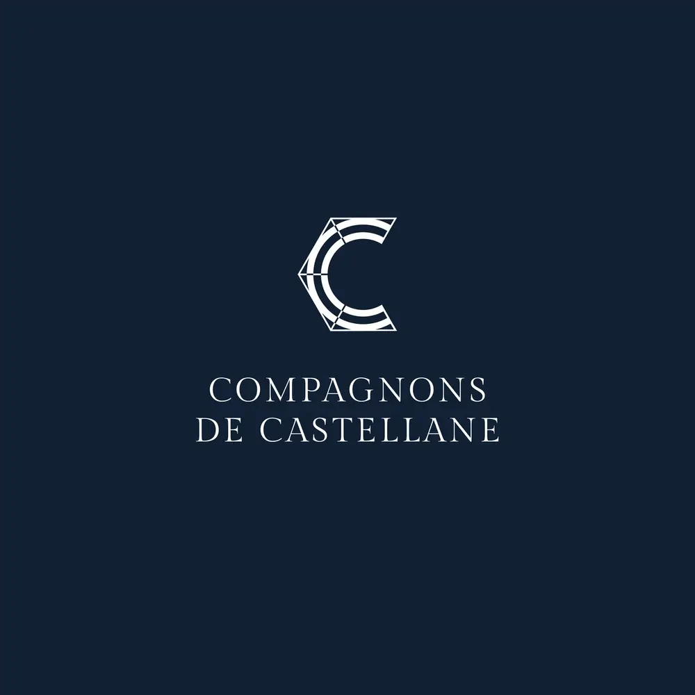 Compagnons de Castellane — le logo vertical en blanc sur un fond bleu marine