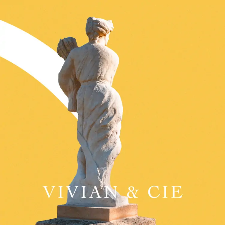 Vivian & Cie — une statue de pierre sur un fond jaune traversé d’un arc blanc